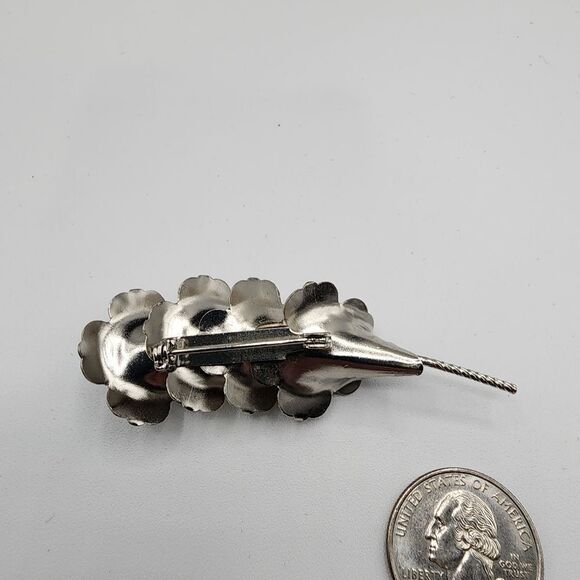 Silver stacked flower brooch - Picture 3 of 3